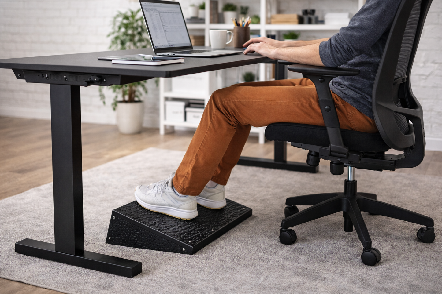 Deskvue Ergonomic Angled Foot Rest | Posture Support Wedge | Anti-Skid Mat | Stretch Wedge